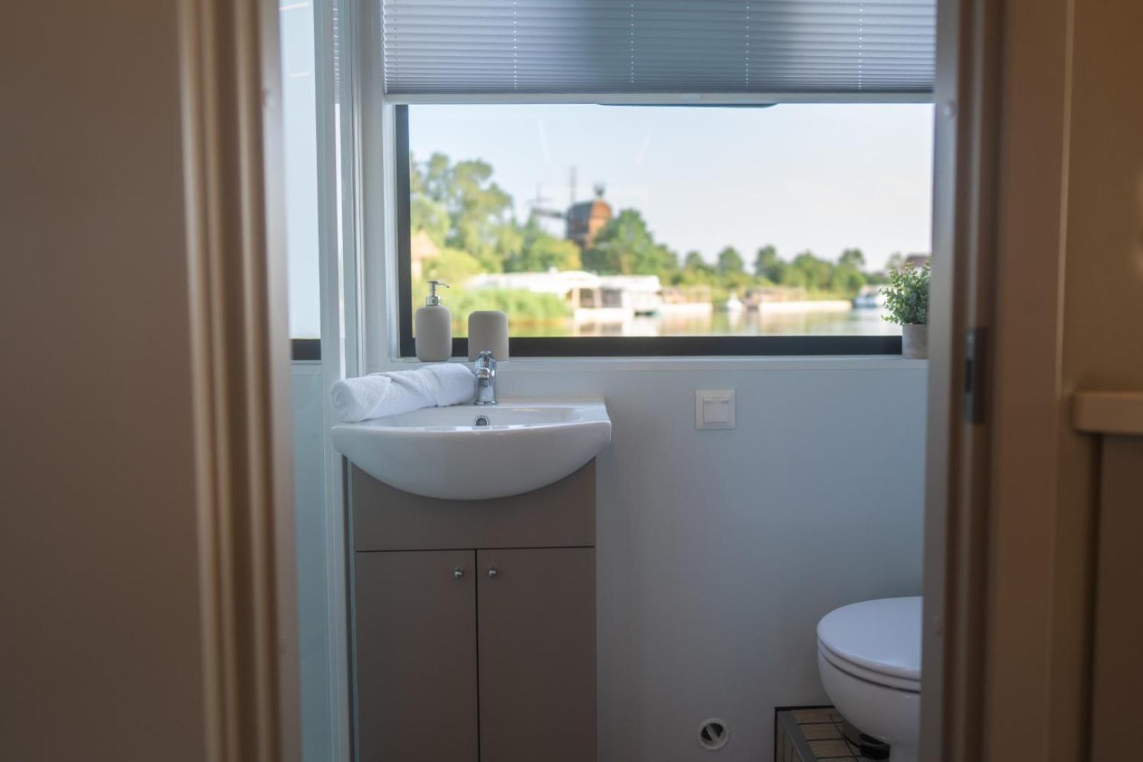 Lieblingsplatz Parey - Schwimmendes Living Luxboot Hotel ภายนอก รูปภาพ