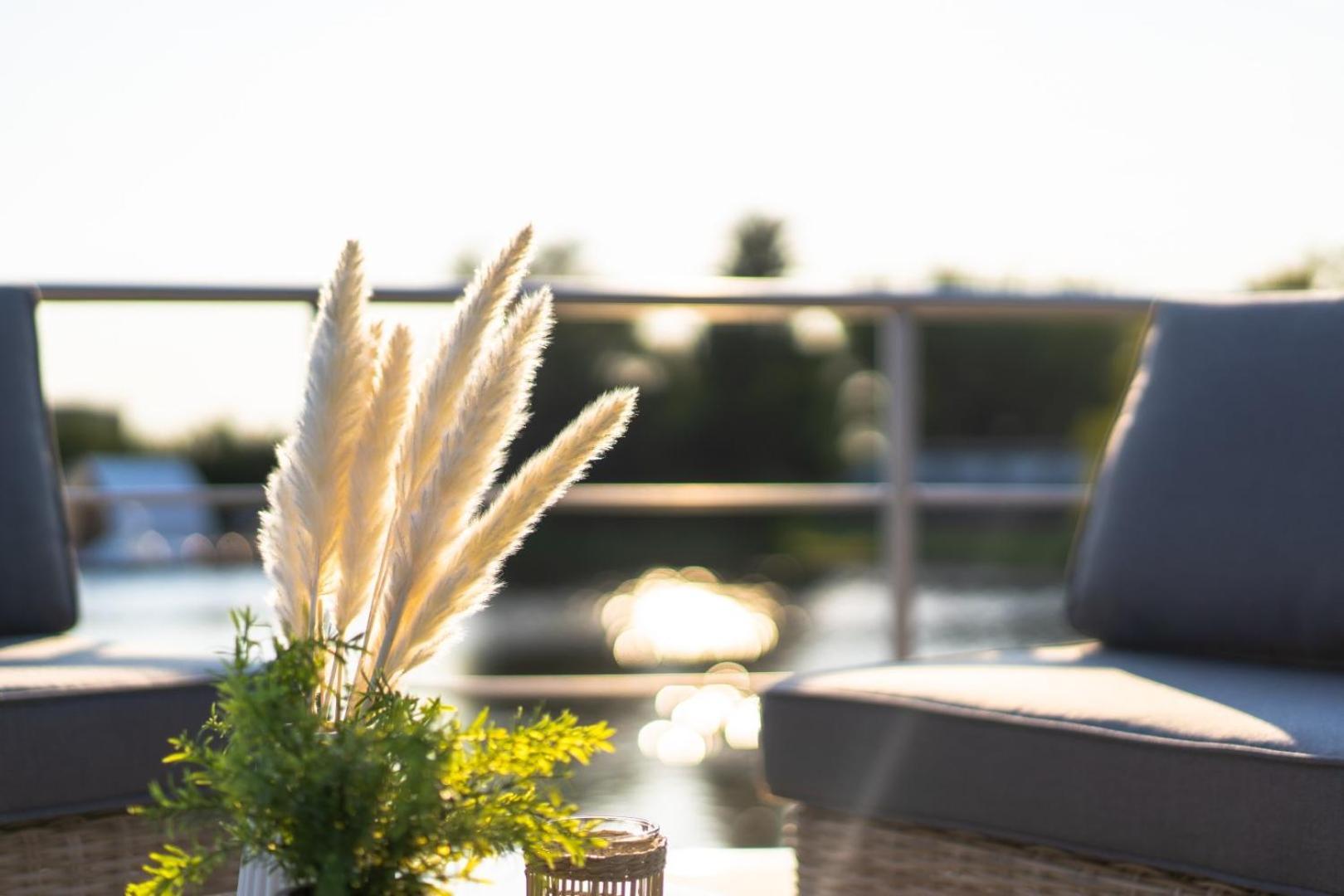 Lieblingsplatz Parey - Schwimmendes Living Luxboot Hotel ภายนอก รูปภาพ