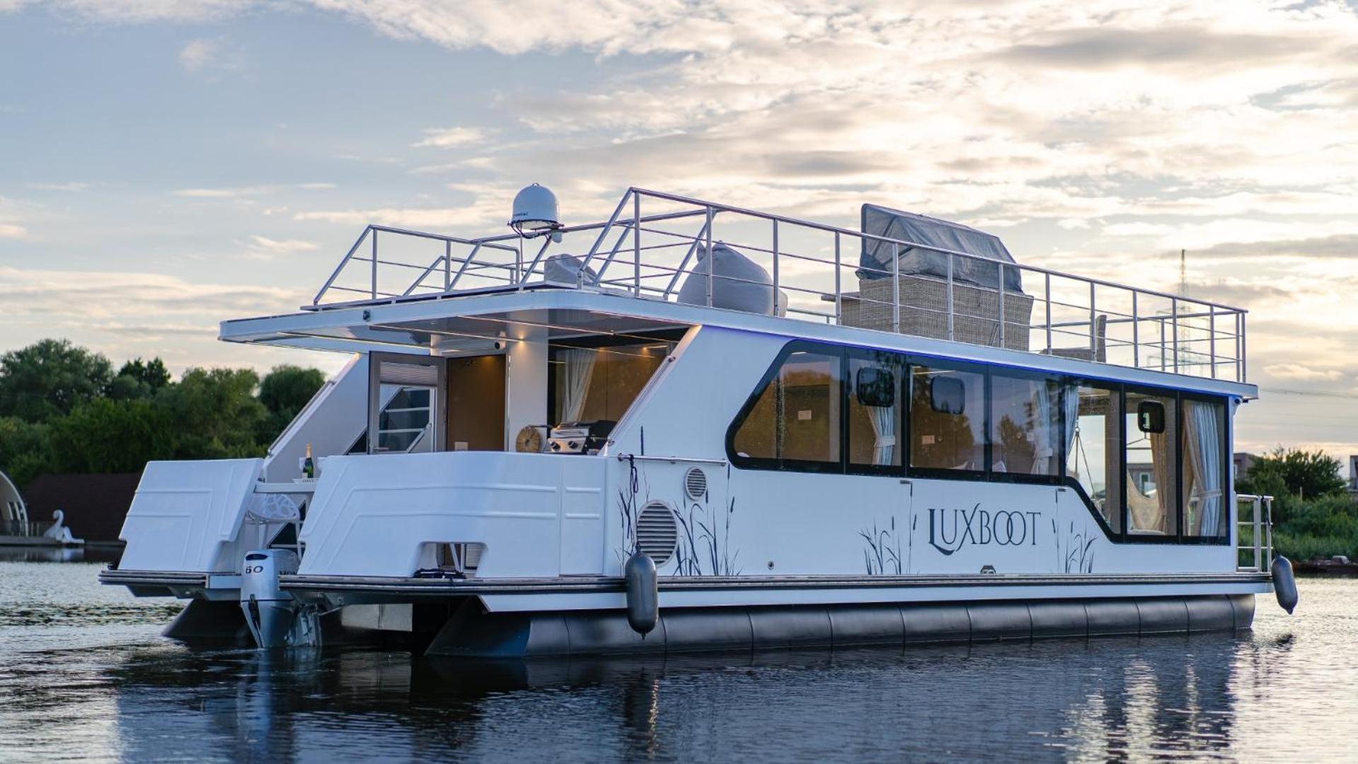 Lieblingsplatz Parey - Schwimmendes Living Luxboot Hotel ภายนอก รูปภาพ